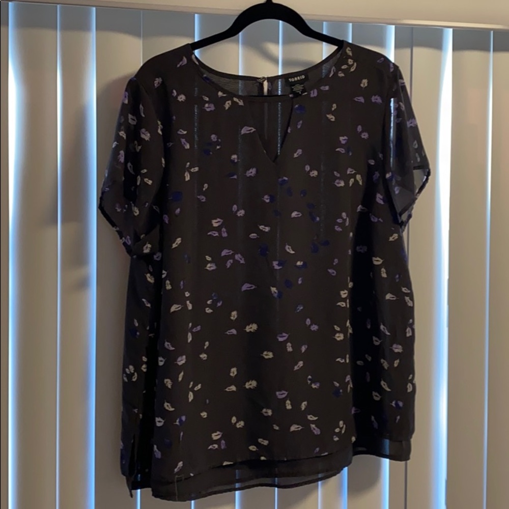 Blouse with purple feather print